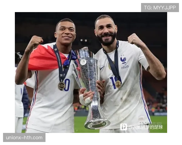 本泽马 vs 莱万:中锋战术角色与进攻效率对比 本泽马 vs 莱万:中锋战术角色与进攻效率对比