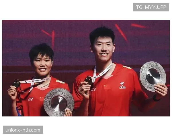 冯彦哲今天赛场外竟然背着大包出现，感觉像快递小哥兼职的明星