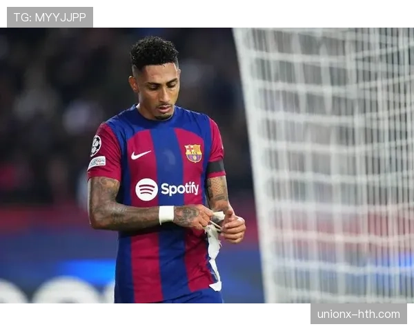 拉菲尼亚训练完顺手给家里泳池换水