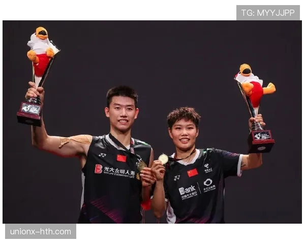 黄东萍训练完顺手拎走两袋冰块敷腿，这恢复强度是真没谁了