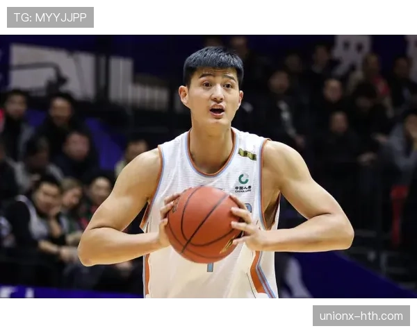 阿尔瓦雷斯vs本泽马 全能前锋技术特点与战术适配差异分析